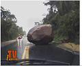 Riesige Steine blockieren die Straße in Blumenau
